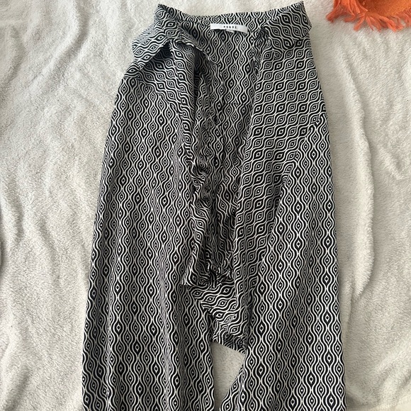 Black and white patterned cropped button down silky blouse - Picture 3 of 3